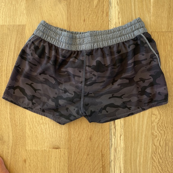 Vuori Clementine Short Black Camo - Picture 2 of 4